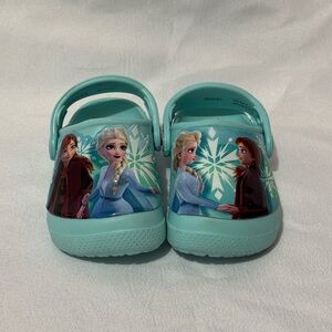 Disney Frozen II Girls  Crocs Sandals Size 7 Blue Elsa & Anna Design